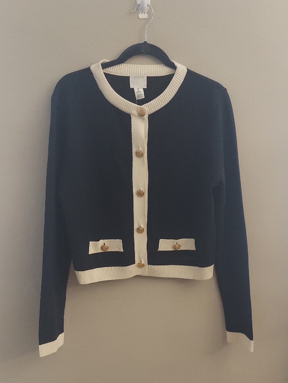H&M Black and Cream Fine Knit Long Sleeve Crop Sweater With Gold Buttons New L - Picture 3 of 10